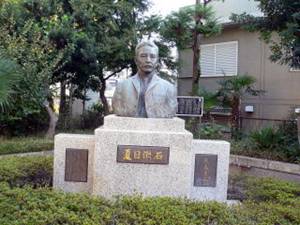 公園の夏目漱石像